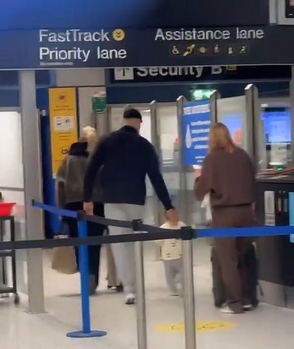 Govorivši glasine da su zajedno zajedno, obožavatelj orlova uočio ih je zajedno na aerodromu Manchester u četvrtak leteći do Ujedinjenih Arapskih Emirata.