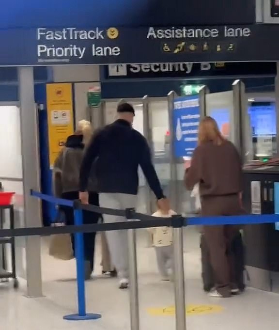 Par je sada primijećen kako odlazi na odmor sa svojom kćeri Bambi, dva, jer ih je snimio obožavatelj orlova koji su krenuli kroz prijavu