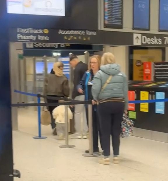 Držeći ga nisko, Mollyne plavokose brave bile su joj skrenule s lica u konjskom repu dok je nosila crne dno tracksuita i kožnu jaknu