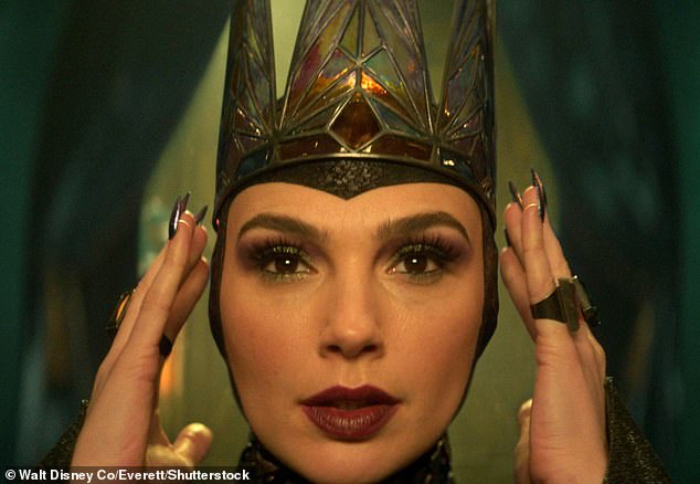 Obrve su podignute kada je Disney preskočio premijeru u Velikoj Britaniji u korist VIP događaja u udaljenom španjolskom dvorcu s ograničenim tiskom - s Gadotom koji je primjetno odsutan