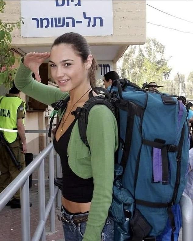 Dok je Gadot - koji je dvije godine služio u IDF -u, uključujući rat iz Izraela -Libanon iz 2006. godine (na slici) - nije javno odgovorio na Zeglerov komentar, podigla je obrve s vlastitim postom nakon što je prikolica puštena