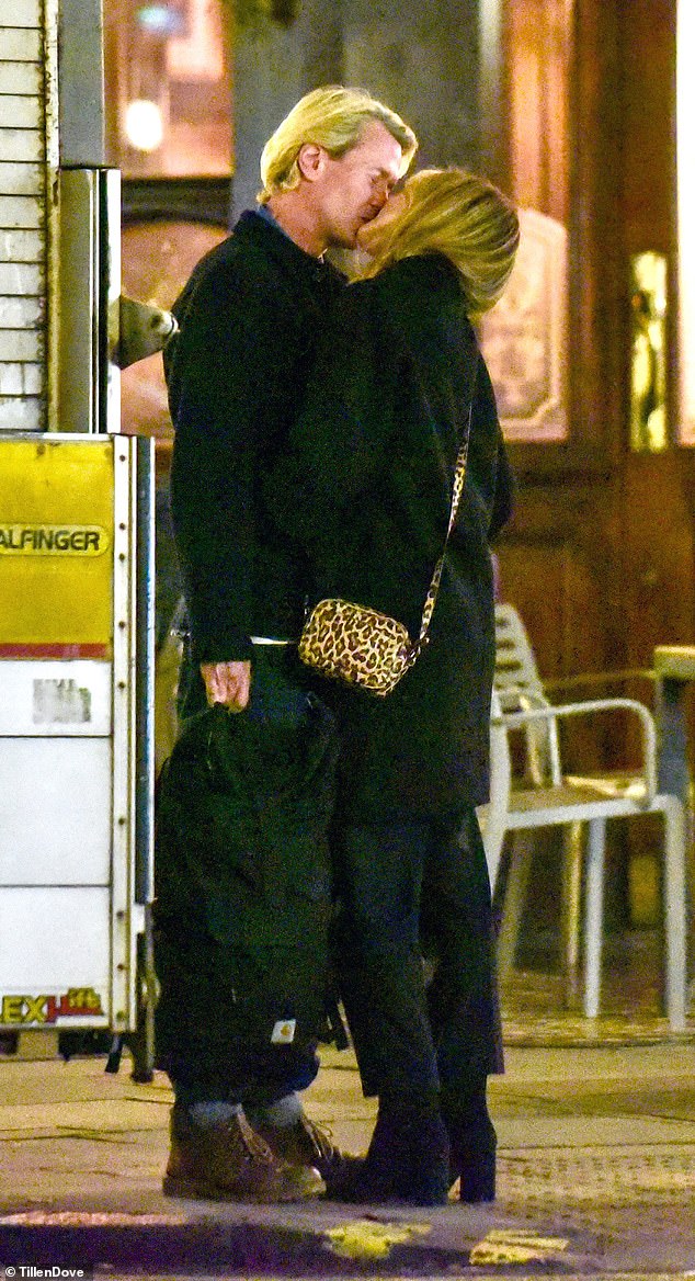 Gospođa Cotton slikala se kako ljubi TV direktorica Elliot Hegarty (53) nekih 11 tjedana nakon što je najavljena razdvajanja od Wooda