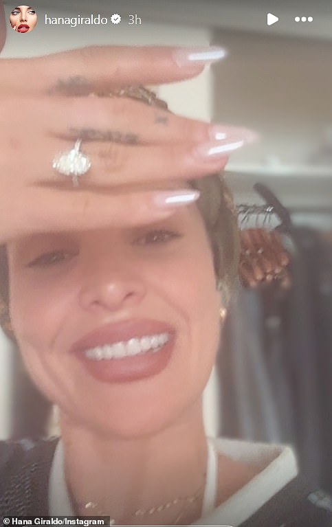 Tu je i slika kako stoji ispred ormara koji pokazuje njezin zaručnički prsten