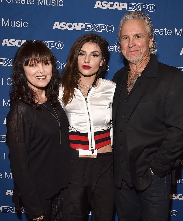 Benatar je uveden u Rock and Roll Hall of Fame u sklopu klase induktora 2022. godine; Slika je s Hanom i suprugom Neilom Giraldom 2016. godine