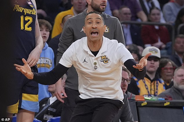 Glavni trener Marquette Shaka Smart laže zapovijedi svom timu u polufinalu Big East
