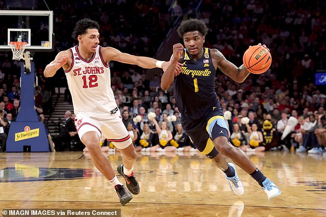 Marquette Guard Kam Jones (1) vozi protiv Luisa (12) u prvoj polovici igre