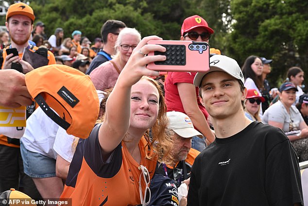 Tisuće Aussiesa nagomilanih da dobiju selfie i autograme od mlade F1 zvijezde