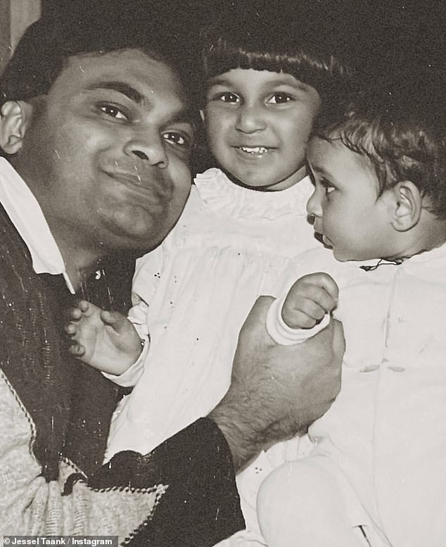 Post je uključivao slike Jessela i njenog brata Bobbyja kao male djece, veselo se uspravljajući njihovom ocu tijekom vlastitog odgoja u Engleskoj