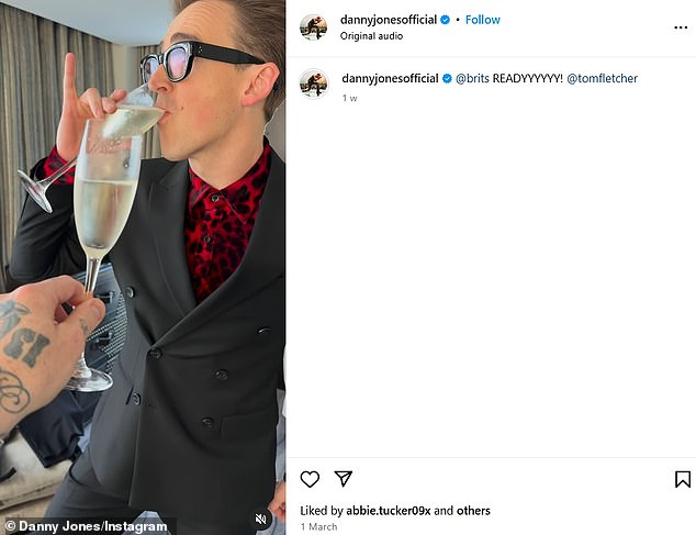 Uklonio je reakciju na postove, uključujući jedan o emisiji Britans Warm Up Show, videozapis koji mu pokazuje kako uživa u piću u The Bash -u s bendom Tomom Fletcherom, a Snap s parom i KSI -om