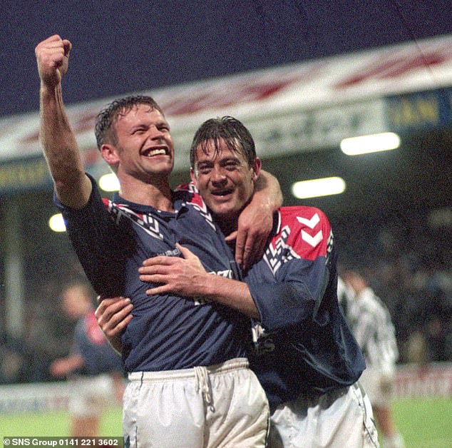 John Hughes i Kevin Drinkell slave gol u Falkirk Colors