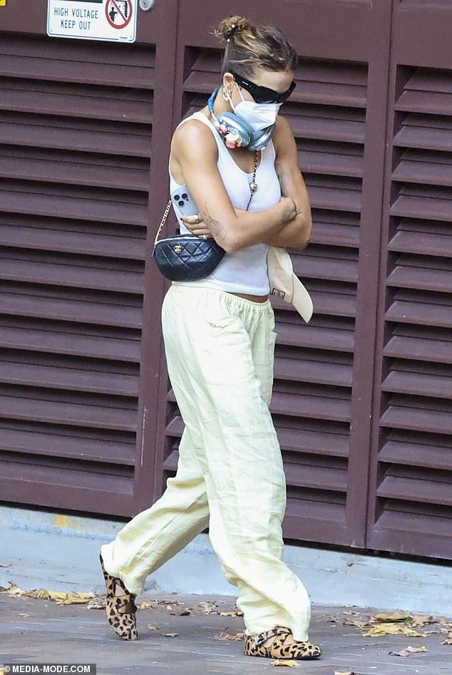 Rita je željela zadržati niski profil, a inkognito je u petak izašla u masku za lice dok je izašla u predgrađe Redfern