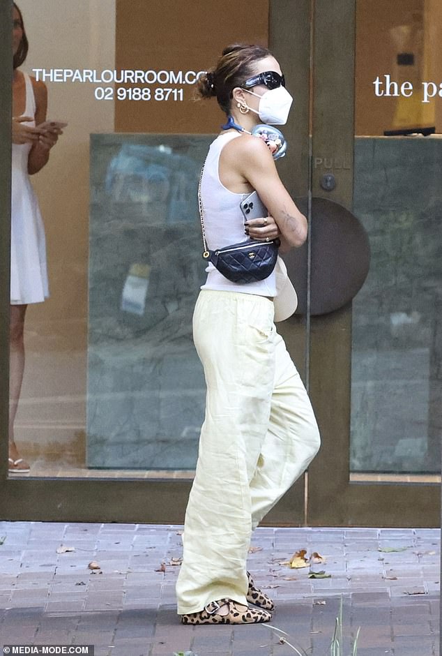 Radioaktivni hitmaker uočen je kako se kreće u kozmetički salon u sobi salona radi opuštajućeg makeovera