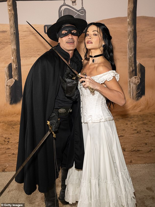 Također je vezala čvor s redateljem Novog Zelanda Taika Waititi u ceremoniji s niskim ključem još 2022. godine