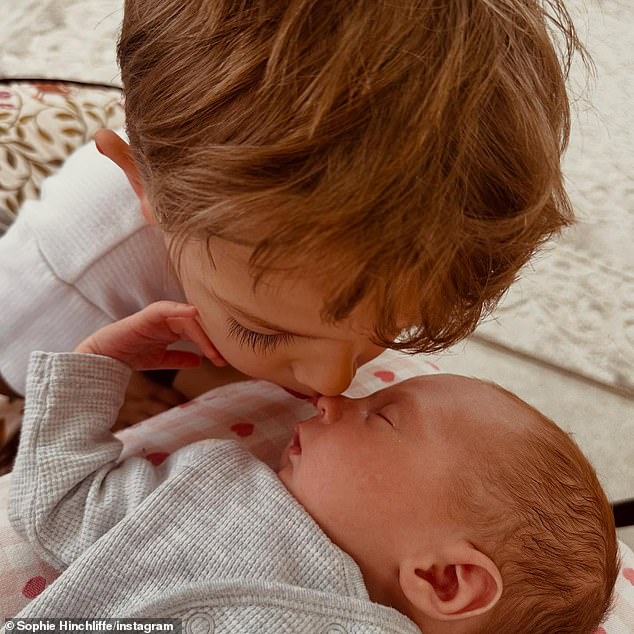 Dodala je: 'Ja sam kod kuće, natrag tamo gdje pripadam. U našem mjehuriću, s našim lijepim dječacima. Ugodan vikend svima, puno ljubavi za sve ti xxx '