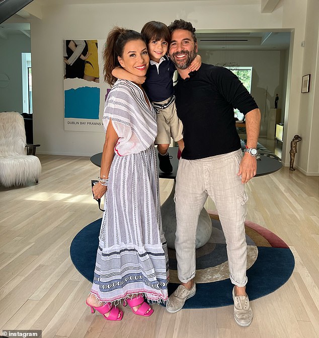 Budući da je majka svog šestogodišnjeg sina Santiago, kojeg dijeli sa suprugom Joséom Bastónom, također drži multi-hifenat na nogama