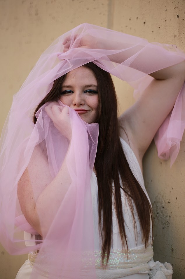 To je za mene suludo. To je ludo. ' 'Radije bih bio 500 kilograma. nego s ------- cijeli dan. To je tako grubo 