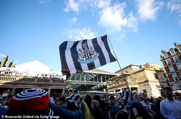 Navijači Newcastlea preuzeli su Covent Garden uoči svog završnog sukoba EFL kupa protiv Liverpoola