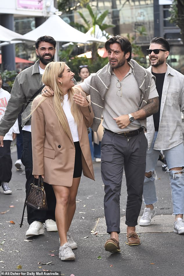 Poslovni čovjek iz Queenslanda primijećen je kako se smije i provodi vrijeme s mladenkom ispred svog izlaska iz emisije