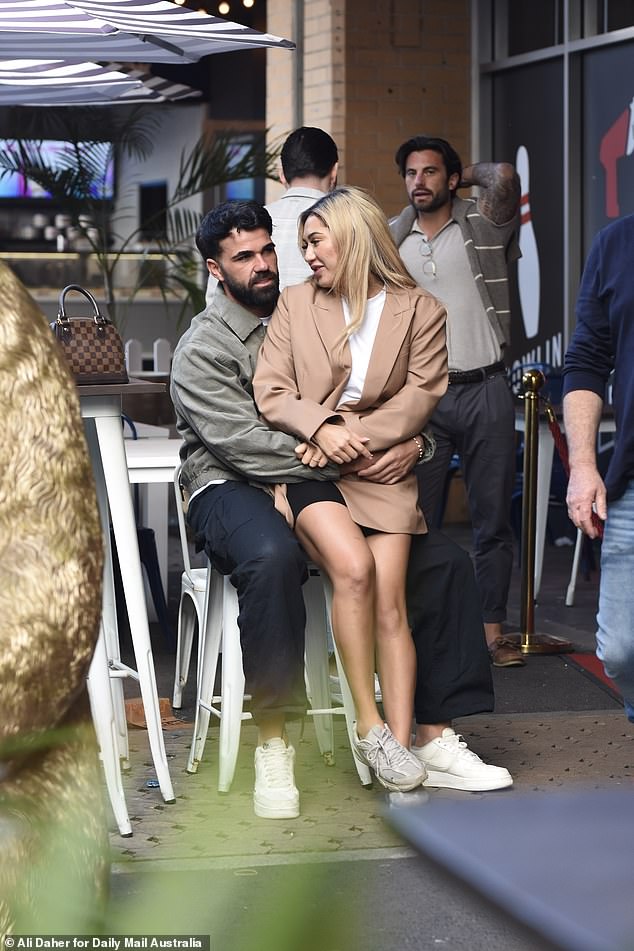 U jednom je trenutku Awhina primijećena kako pakira na PDA sa svojim mladoženjem Adrianom na prednjem dijelu ustanove