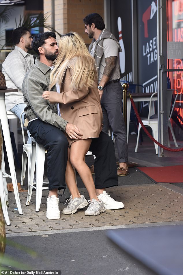 Omotala je ruke oko svog muža TV -a dok joj je on poljubio u obraz