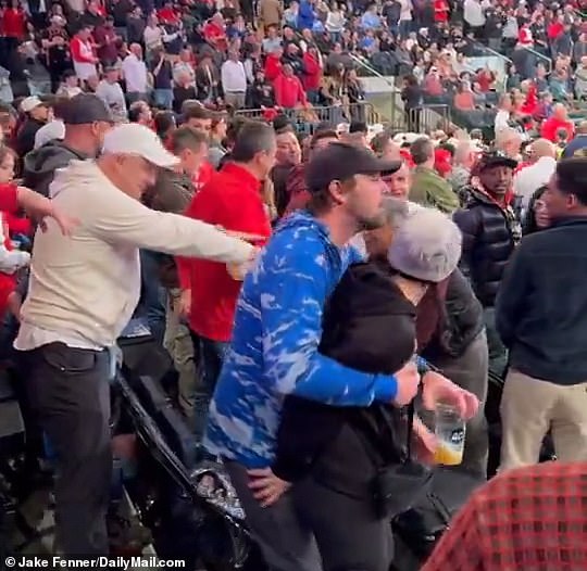 Fan Bluejays, koji je veći dio turnira bio na istom sjedištu, čini se da se suoči s ženom koja nosi boje St. John -a samo da bi pivo prolila u njenom smjeru