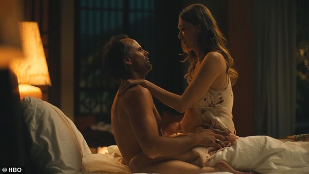 Glumica (31) glumi Chelsea u seriji HBO, koja odlazi na Tajland sa svojim starijim dečkom Rickom (Walton Goggins)