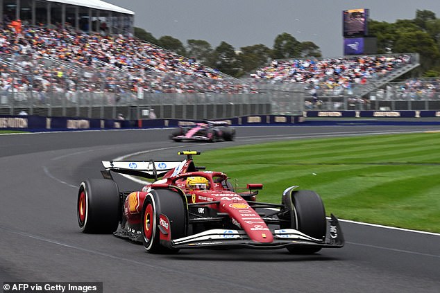 U međuvremenu, zvijezda Velike Britanije Lewis Hamilton završila je na 10. mjestu na svom debiju Ferrarija