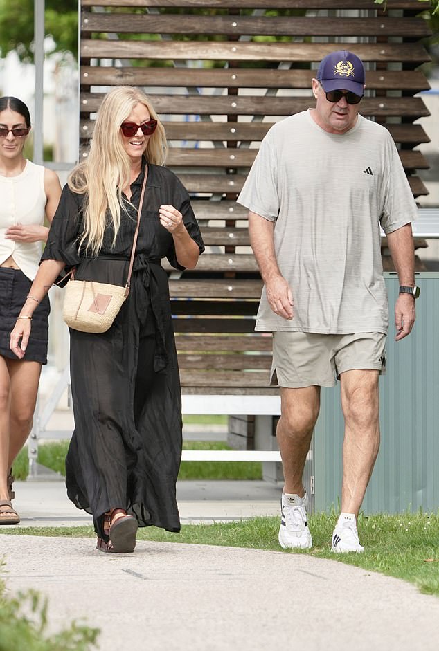 Nicky i Garry izgledali su opušteno i sretno dok su prošetali plažom nakon braniča i njihovog trčanja s Billyjem