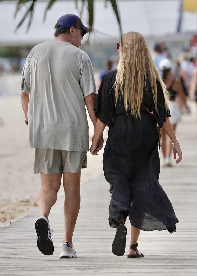 Zapanjujuća plavuša odlučila se za labavu crnu maxi haljinu s kratkim rukavima i par smeđih kožnih sandala