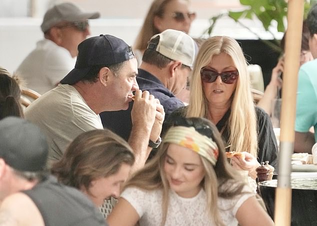 Njih dvoje su sjeli za obrok u lokalnom kafiću