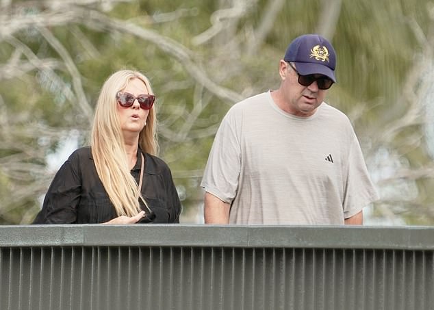 Zapanjujuća plavuša odlučila se za labavu crnu maxi haljinu s kratkim rukavima