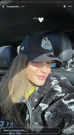 Podijelila je nekoliko slika sebe kako nosi Newcastle Kit na svojoj Instagram priči prije nego što je podijelila slike svog sina