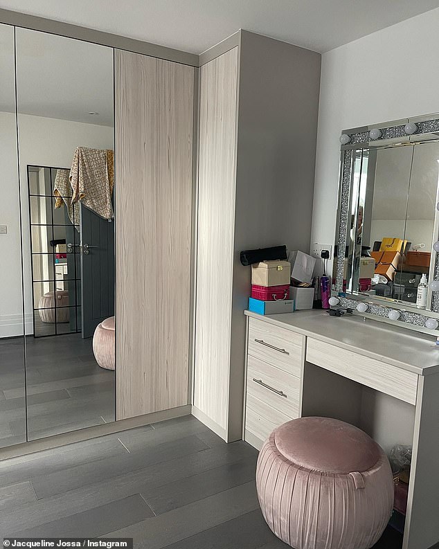 Jacqueline je ugledala u svoju šetnju ormarom koji je ugradio ugrađene ormare i ogledala s koordiniranim toaletnim stolom