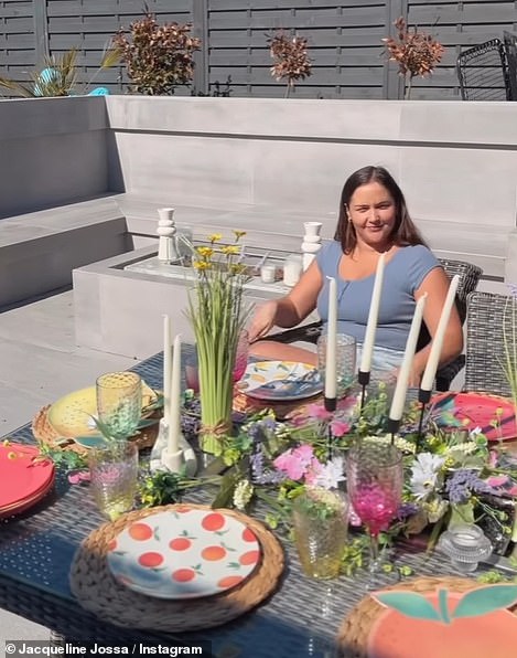 Osiguravajući da može ugostiti goste za roštilje u ljetnim mjesecima, Jacqueline je ukrasila svoje dvorište s nizom komada vrtnog namještaja