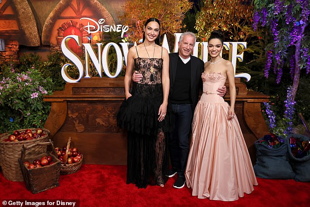 U subotu su zvijezde Rachel i Gal prisustvovale premijeri u američkoj premijeri filma, ali to je bila znatno manja stvar nego što bi se očekivalo za Disneyevu fantaziju s proračunom od 270 milijuna dolara. (Na slici s producentom Marcom E. Plattom)