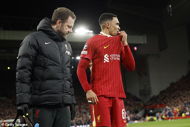 S ozlijeđenim Trent Alexander-Arnold i Conor Bradley, na desnom beku postoji slobodno mjesto, iako se čini da Robertson misli da su šanse da ga zatraži da prebaci su malene