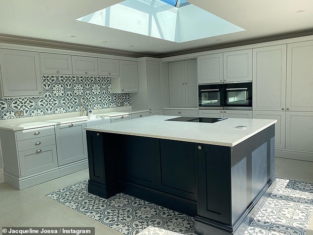 Pobjednik IM Celebrityja poveo je svoje obožavatelje u procesu izbacivanja svoje stare sive sjajne kuhinje za zapanjujući moderni obojeni