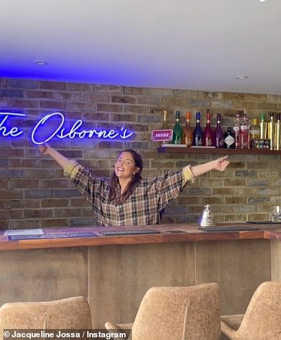 Obitelj je također imala svoj vlastiti bar zajedno s neonskom plavom bojom 'Osbourne' Svjetlosni zid