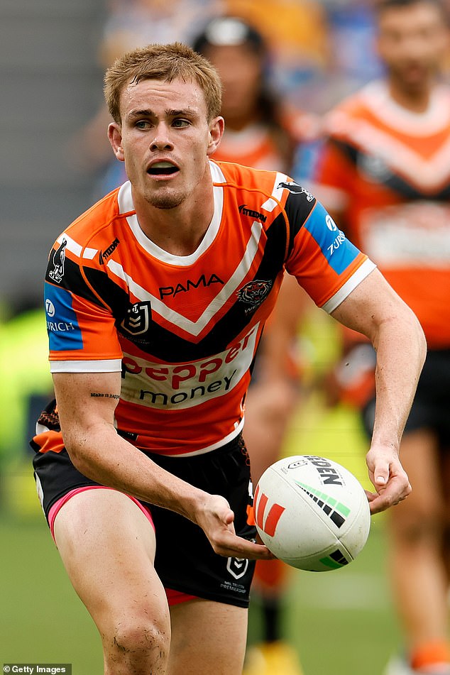 Playmaker Lachlan Galvin (na slici) završio je izvanredni pokušaj na 100 metara na poluvremenu i imao je ruku u gotovo svemu što je Benji Marshall -ova strana dobro prošla.