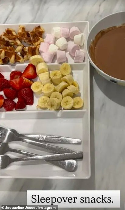 U međuvremenu, Jacqueline je uživala u djevojačkom vremenu sa svojim kćerima Ella, Nine i Mia, pet, u njihovoj obiteljskoj kući.