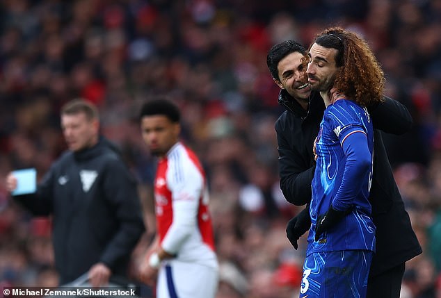 Arsenal šef Mikel Arteta Na slici se nasmijao dok je razgovarao s Chelseajevim Marc Cucurellom (desno)