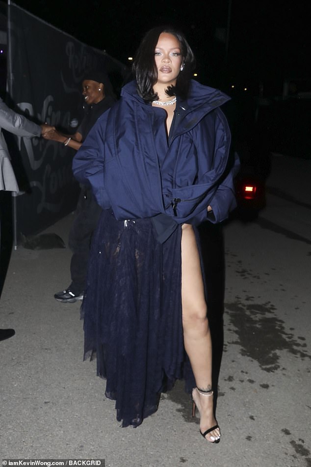 Rodom iz Barbadosa nosila je mornarsko plavi ansambl koji je izgledao zaglavljeno od njenog kože. Outfit se sastojao od plave bombardne jakne i dugih skita s prorezom prema njemu