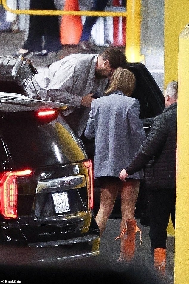 Za njihov datum večere, koji je trajao tri sata, pjevač je ljuljao svijetlosivu blejzer i burgundske potpetice s krisnim remenima koji su se omotali oko gležnjeva