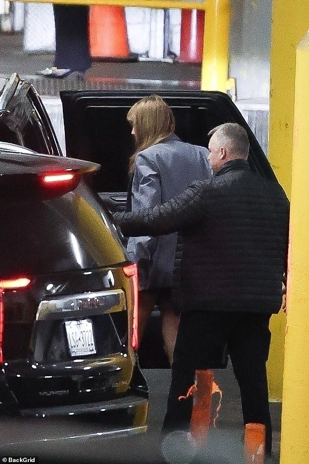 Kad su stigli u restoran, par je pokušao zadržati ulaz s malim ključem dok su napravili liniju odmah od svog automobila do vrhunskog odreska