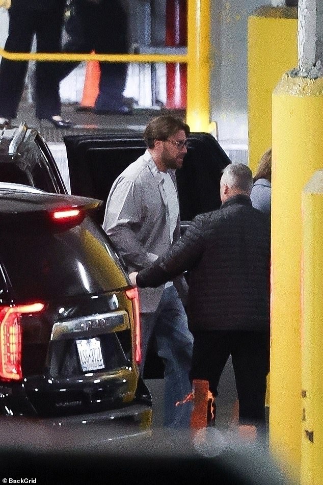 U međuvremenu, Kelce je koordinirao u sivoj majici s gumbom, par laganih traperica i tenisica