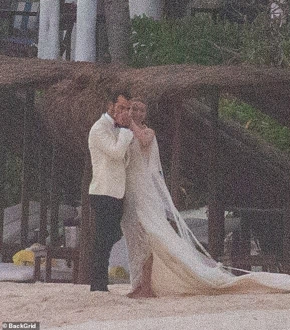 Bilo je čak i sličnosti između mladoženih dva vjenčanja, a glumac s niskim ključem odlučio je proslaviti svoj drugi brak s intimnom ceremonijom na plaži u Tulumu u Meksiku