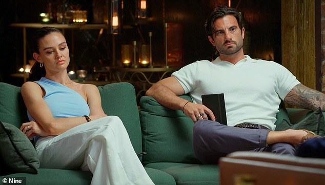 Dolazi kao što je insajder sada iznio eksplozivne tvrdnje o tome što se stvarno dogodilo u vezi Eliota i njegove mladenke Veronice Cloherty. Oboje na slici