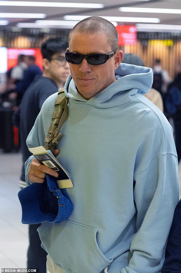 S putovnica u ruci, čini se da je visoki komad ukrcavao na međunarodni solo leta