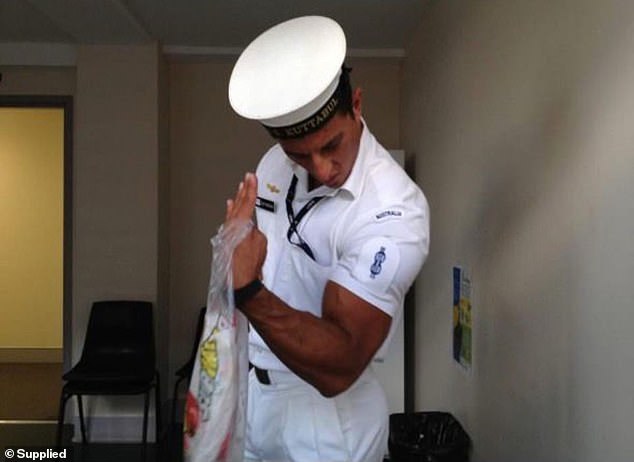 Ranija izvješća također sugeriraju da je prije svog vremena služio u mornarici kao konobar