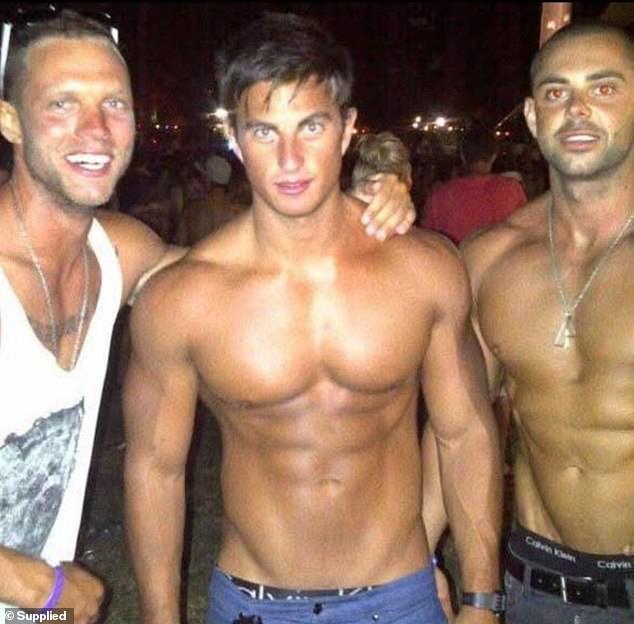 Eliot je radio kao konobar bez toplesa u dobi od 20 i 26 godina, pojavljujući se na privatnim događajima, klubovima i vrhunskim mjestima